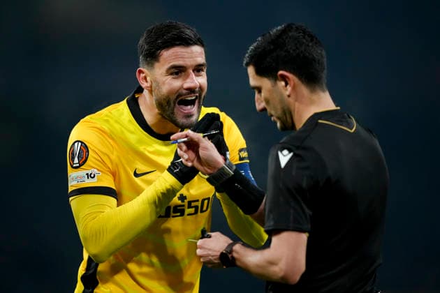 Schweiz: UEFA Europa League 2025 26, BSC Young Boys vs Olympique Lyonnais - Stadion Wankdorf, Bern: Loris Benito (23 Young Boys) nachdem er eine gelbe Karte vom Schiedsrichter Aliyar Aghayev bekommen hat Bern Stadion Wankdorf Bern Schweiz Copyright: xKjetilxWaberx