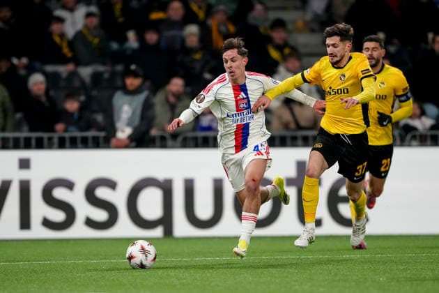 Schweiz: UEFA Europa League 2025 26, BSC Young Boys vs Olympique Lyonnais - Stadion Wankdorf, Bern: Remi Himbert (45 Lyon) im Duell mit Armin Gigovic (37 Young Boys) Bern Stadion Wankdorf Bern Schweiz Copyright: xKjetilxWaberx