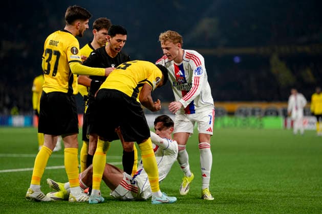 Schweiz: UEFA Europa League 2025 26, BSC Young Boys vs Olympique Lyonnais - Stadion Wankdorf, Bern: Gregory Wüthrich - Gregory Wuthrich (5 Young Boys) im Duell mit Remi Himbert (45 Lyon) nachdem dieser auf dem Rasen liegen bleibt Bern Stadion Wankdorf Bern Schweiz Copyright: xKjetilxWaberx