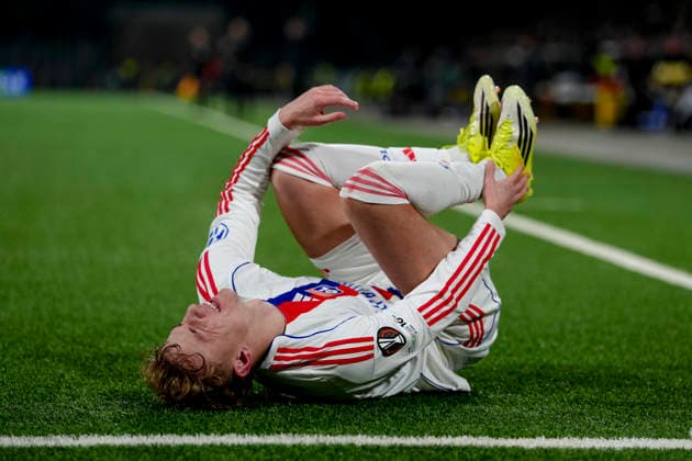 Schweiz: UEFA Europa League 2025 26, BSC Young Boys vs Olympique Lyonnais - Stadion Wankdorf, Bern: Adam Karabec (7 Lyon) auf dem Rasen nach einem Foul Bern Stadion Wankdorf Bern Schweiz Copyright: xKjetilxWaberx