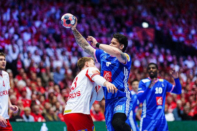 Simon Pytlick (Daenemark, 43), Elohim Prandi (Frankreich, 08) DEN, Frankreich vs. Daenemark, Handball, EHF Europameisterschaft 2026, Hauptrunde, Spieltag 1, 22.01.2026 DEN, Frankreich vs. Daenemark, Handball, EHF Europameisterschaft 2026, Hauptrunde, Spieltag 1, 22.01.2026 Herning Copyright: xEibner-Pressefoto MarcelxvonxFehrnx EP_MFN