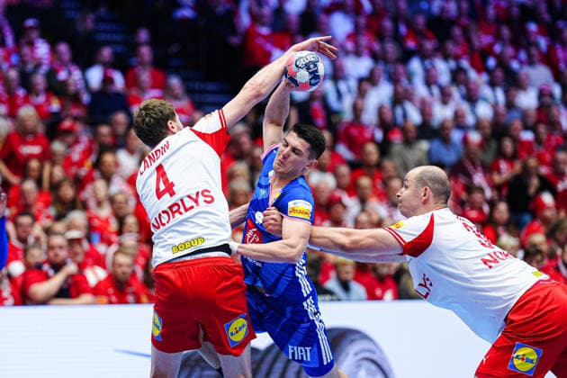 Magnus Landin (Daenemark, 04), Aymeric Minne (Frankreich, 04), Simon Hald (Daenemark, 34) DEN, Frankreich vs. Daenemark, Handball, EHF Europameisterschaft 2026, Hauptrunde, Spieltag 1, 22.01.2026 DEN, Frankreich vs. Daenemark, Handball, EHF Europameisterschaft 2026, Hauptrunde, Spieltag 1, 22.01.2026 Herning Copyright: xEibner-Pressefoto MarcelxvonxFehrnx EP_MFN