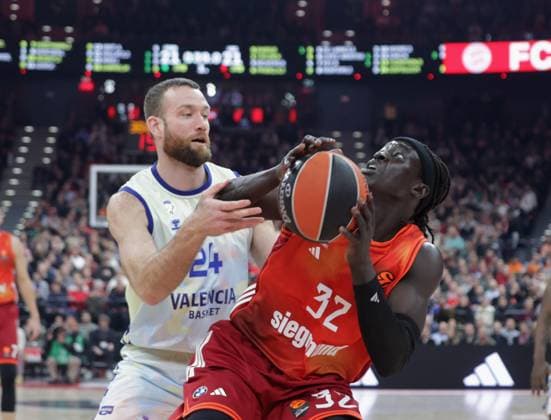 Bayerns 32 Wenyen GABRIEL vs Valencias 24 COSTELLO. Basketball: Bayern - Valencia. Euroleague, FC Bayern Basketball - Valencia Basket, Runde 24, Saison 2025-2026, am 22.01.2026 in Muenchen, S A P G A R D E N, Deutschland. Quelle Copyright Credit : Oryk HAIST