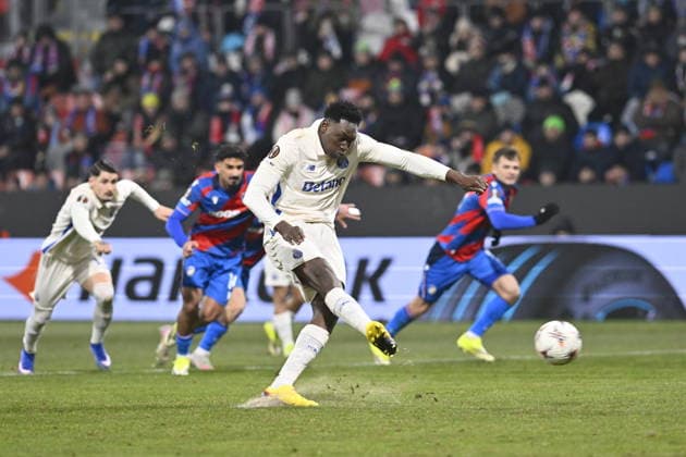 Diogo Costa (Porto) misses a penalty during the European League of 7th round match Viktoria Plzen vs FC Porto, Pilsen, Czech Republic, January 22, 2026. (CTKxPhoto MiroslavxChaloupka) CTKPhotoP2026012209766  CTKPhotoP2026012209766