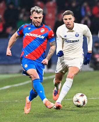 L-R Tomas Ladra (Plzen) and Jan Bednarek (Porto) in action during the European League of 7th round match Viktoria Plzen vs FC Porto, Pilsen, Czech Republic, January 22, 2026. (CTKxPhoto MiroslavxChaloupka) CTKPhotoP2026012209845  CTKPhotoP2026012209845