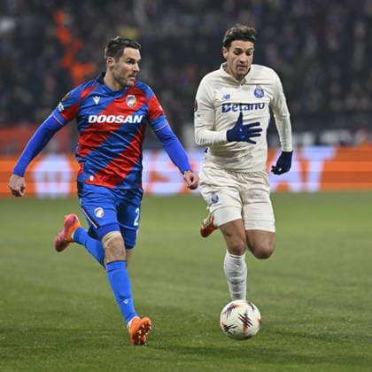 L-R Milan Havel (Plzen) and Francisco Moura (Porto) in action during the European League of 7th round match Viktoria Plzen vs FC Porto, Pilsen, Czech Republic, January 22, 2026. (CTKxPhoto MiroslavxChaloupka) CTKPhotoP2026012210174  CTKPhotoP2026012210174