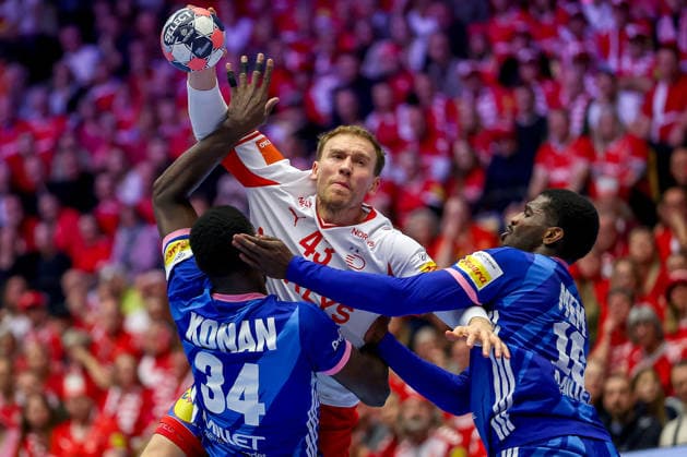 22.01.2026, Handball, Men s EHF EURO 2026, Frankreich - Dänemark, Jyske Bank Boxen in Herning, Dänemark, Main Round: Simon Bogetoft Pytlick (Denmark 43) im Zweikampf gegen Karl Konan (France 34) Dika Mem (France 10) Dänemark