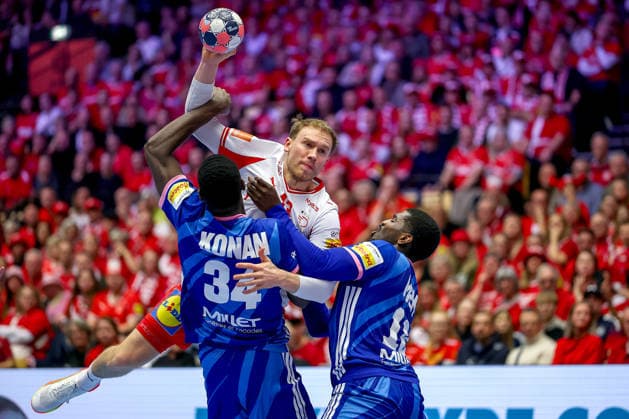 22.01.2026, Handball, Men s EHF EURO 2026, Frankreich - Dänemark, Jyske Bank Boxen in Herning, Dänemark, Main Round: Simon Bogetoft Pytlick (Denmark 43) im Zweikampf gegen Karl Konan (France 34) Dika Mem (France 10) Dänemark