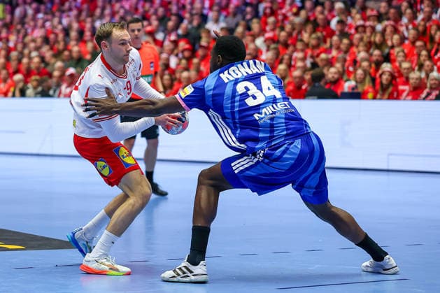 22.01.2026, Handball, Men s EHF EURO 2026, Frankreich - Dänemark, Jyske Bank Boxen in Herning, Dänemark, Main Round: Mathias Gidsel (Denmark 19) im Zweikampf gegen Karl Konan (France 34) Dänemark