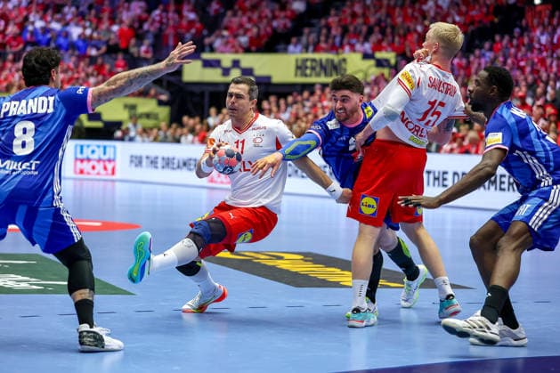 22.01.2026, Handball, Men s EHF EURO 2026, Frankreich - Dänemark, Jyske Bank Boxen in Herning, Dänemark, Main Round: Rasmus Lauge Schmidt (Denmark 11) Magnus Saugstrup Jensen (Denmark 15) im Zweikampf gegen Ludovic Fabregas (France 23) Karl Konan (France 34) Dänemark