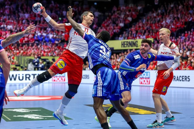 22.01.2026, Handball, Men s EHF EURO 2026, Frankreich - Dänemark, Jyske Bank Boxen in Herning, Dänemark, Main Round: Rasmus Lauge Schmidt (Denmark 11) im Zweikampf gegen Karl Konan (France 34) Dänemark