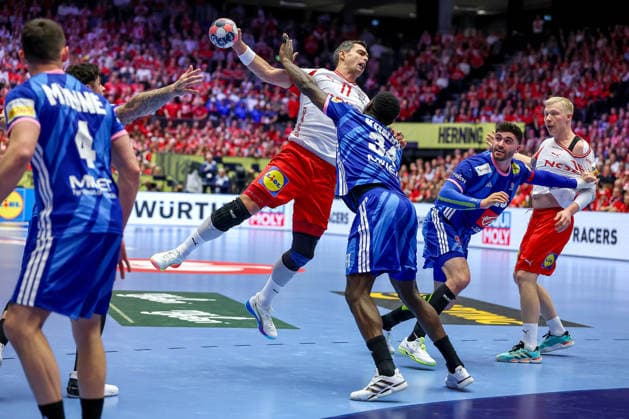 22.01.2026, Handball, Men s EHF EURO 2026, Frankreich - Dänemark, Jyske Bank Boxen in Herning, Dänemark, Main Round: Rasmus Lauge Schmidt (Denmark 11) im Zweikampf gegen Karl Konan (France 34) Dänemark
