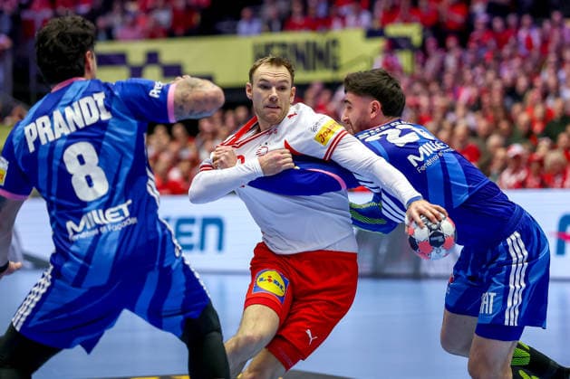 22.01.2026, Handball, Men s EHF EURO 2026, Frankreich - Dänemark, Jyske Bank Boxen in Herning, Dänemark, Main Round: Mathias Gidsel (Denmark 19) im Zweikampf gegen Elohim Prandi (France 08) Tom Pelayo (France 26) Dänemark