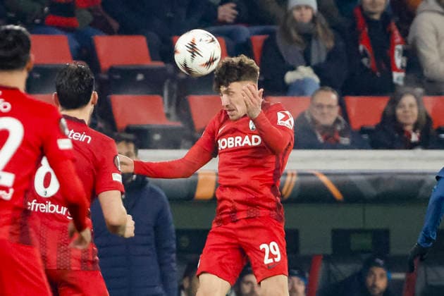 Philipp Treu (SC Freiburg, 29) beim Kopfball , Deutschland, Fussball, UEFA Europa League, 7. Spieltag, 2025 2026, SC Freiburg vs. Maccabi Tel Aviv, Europa-Park Stadion, Freiburg im Breisgau, 22.01.2026 Freiburg im Breisgau Europa-Park Stadion Deutschland Copyright: xGrantxHubbsx