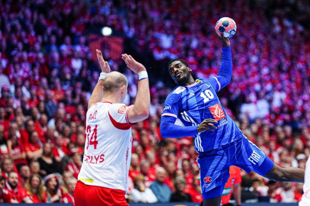 Wurf Tor Dika Mem (Frankreich, 10) DEN, Frankreich vs. Daenemark, Handball, EHF Europameisterschaft 2026, Hauptrunde, Spieltag 1, 22.01.2026 DEN, Frankreich vs. Daenemark, Handball, EHF Europameisterschaft 2026, Hauptrunde, Spieltag 1, 22.01.2026 Herning Copyright: xEibner-Pressefoto MarcelxvonxFehrnx EP_MFN
