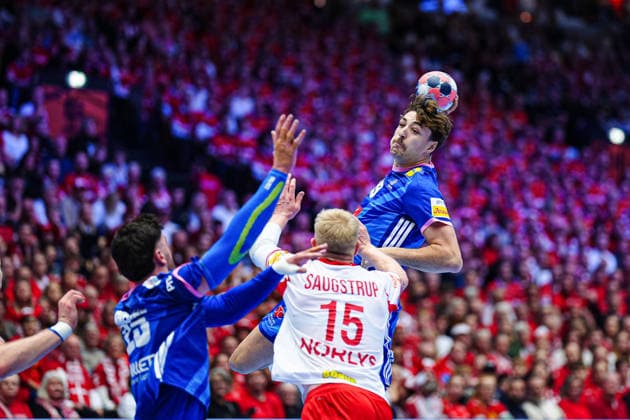 Wurf Tor Thibaud Briet (Frankreich, 39) DEN, Frankreich vs. Daenemark, Handball, EHF Europameisterschaft 2026, Hauptrunde, Spieltag 1, 22.01.2026 DEN, Frankreich vs. Daenemark, Handball, EHF Europameisterschaft 2026, Hauptrunde, Spieltag 1, 22.01.2026 Herning Copyright: xEibner-Pressefoto MarcelxvonxFehrnx EP_MFN