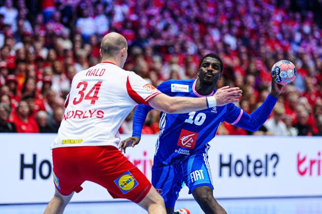 Simon Hald (Daenemark, 34), Dika Mem (Frankreich, 10) DEN, Frankreich vs. Daenemark, Handball, EHF Europameisterschaft 2026, Hauptrunde, Spieltag 1, 22.01.2026 DEN, Frankreich vs. Daenemark, Handball, EHF Europameisterschaft 2026, Hauptrunde, Spieltag 1, 22.01.2026 Herning Copyright: xEibner-Pressefoto MarcelxvonxFehrnx EP_MFN