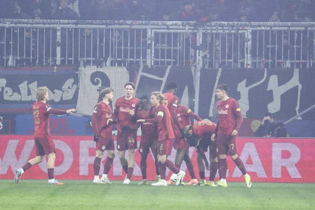 SOCCER - UEFA EL, RBS vs Basel SALZBURG,AUSTRIA,22.JAN.26 - SOCCER - UEFA Europa League, Red Bull Salzburg vs FC Basel. Image shows the rejoicing of scorer Kerim Alajbegovic (RBS) with his teammates.  GEPAxpictures xDavidxGeieregger