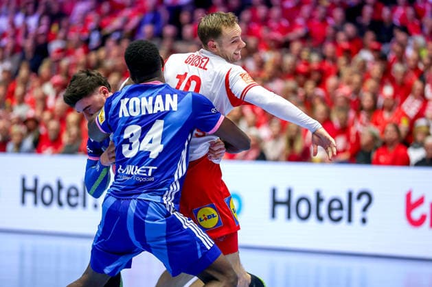 22.01.2026, Handball, Men s EHF EURO 2026, Frankreich - Dänemark, Jyske Bank Boxen in Herning, Dänemark, Main Round: Karl Konan (France 34) im Zweikampf gegen Mathias Gidsel (Denmark 19) Dänemark