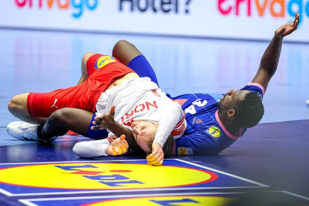 22.01.2026, Handball, Men s EHF EURO 2026, Frankreich - Dänemark, Jyske Bank Boxen in Herning, Dänemark, Main Round: Mathias Gidsel (Denmark 19) wird von Karl Konan (France 34) zu Boden gezogen Dänemark