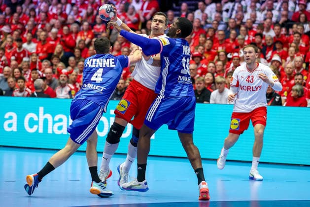 22.01.2026, Handball, Men s EHF EURO 2026, Frankreich - Dänemark, Jyske Bank Boxen in Herning, Dänemark, Main Round: Rasmus Lauge Schmidt (Denmark 11) im Zweikampf gegen Aymeric Minne (France 04) Dika Mem (France 10) Dänemark