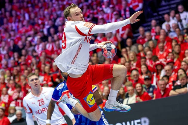 22.01.2026, Handball, Men s EHF EURO 2026, Frankreich - Dänemark, Jyske Bank Boxen in Herning, Dänemark, Main Round: Mathias Gidsel (Denmark 19) wirft auf das Tor Dänemark