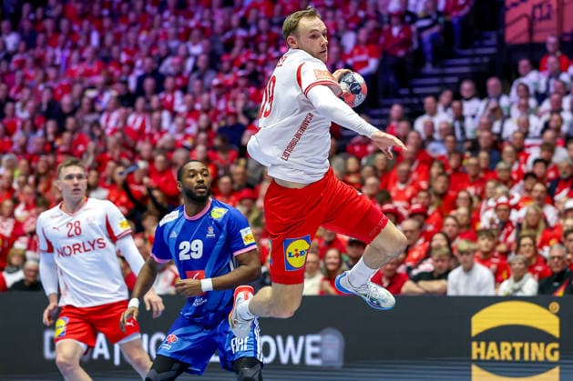 22.01.2026, Handball, Men s EHF EURO 2026, Frankreich - Dänemark, Jyske Bank Boxen in Herning, Dänemark, Main Round: Mathias Gidsel (Denmark 19) wirft auf das Tor Dänemark