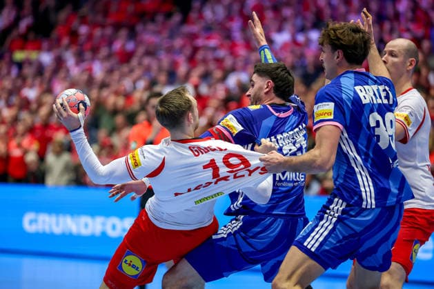 22.01.2026, Handball, Men s EHF EURO 2026, Frankreich - Dänemark, Jyske Bank Boxen in Herning, Dänemark, Main Round: Mathias Gidsel (Denmark 19) im Zweikampf gegen Ludovic Fabregas (France 23) Thibaud Briet (France 39) Dänemark