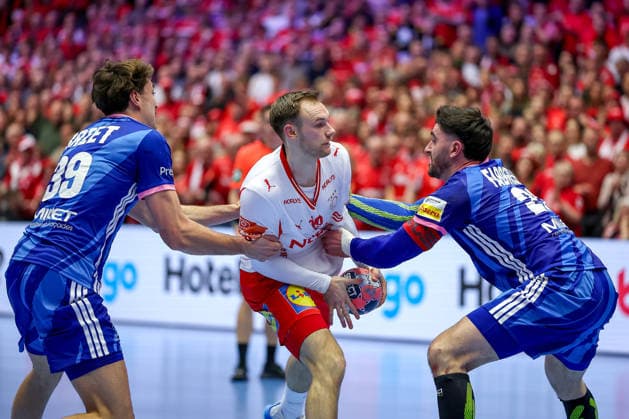 22.01.2026, Handball, Men s EHF EURO 2026, Frankreich - Dänemark, Jyske Bank Boxen in Herning, Dänemark, Main Round: Mathias Gidsel (Denmark 19) im Zweikampf gegen Thibaud Briet (France 39) Ludovic Fabregas (France 23) Dänemark