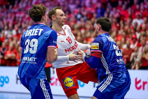 22.01.2026, Handball, Men s EHF EURO 2026, Frankreich - Dänemark, Jyske Bank Boxen in Herning, Dänemark, Main Round: Mathias Gidsel (Denmark 19) im Zweikampf gegen Thibaud Briet (France 39) Ludovic Fabregas (France 23) Dänemark