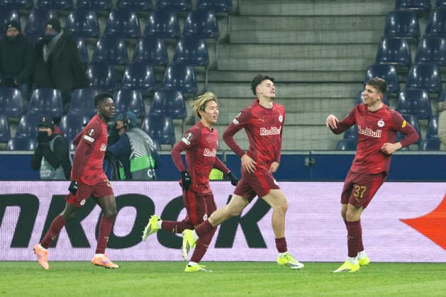 SOCCER - UEFA EL, RBS vs Basel SALZBURG,AUSTRIA,22.JAN.26 - SOCCER - UEFA Europa League, Red Bull Salzburg vs FC Basel. Image shows the rejoicing of scorer Kerim Alajbegovic (RBS) with his teammates.  GEPAxpictures xDavidxGeieregger