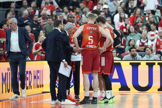 Besprechung in der Timeout, Svetislav Pesic (FC Bayern Basketball, Chef-Trainer) mit Niels Giffey (FC Bayern Basketball, 05) und Andreas Obst (FC Bayern Basketball, 13), mit Leon Kratzer (FC Bayern Basketball, 08) und Isiaha Mike (FC Bayern Basketball, 22), GER, FC Bayern Basketball vs. Valencia Basket, Basketball, Euroleague, 24. Spieltag, Saison 2025 2026, 22.01.2026, GER, FC Bayern Basketball vs. Valencia Basket, Basketball, Euroleague, 24. Spieltag, Saison 2025 2026, 22.01.2026 Muenchen Copyright: xEibner-Pressefoto JennixMaulx EP_JML