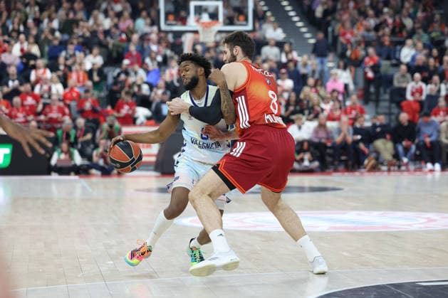 Jean Montero (Valencia Basket, 08) mit Leon Kratzer (FC Bayern Basketball, 08), GER, FC Bayern Basketball vs. Valencia Basket, Basketball, Euroleague, 24. Spieltag, Saison 2025 2026, 22.01.2026, GER, FC Bayern Basketball vs. Valencia Basket, Basketball, Euroleague, 24. Spieltag, Saison 2025 2026, 22.01.2026 Muenchen Copyright: xEibner-Pressefoto JennixMaulx EP_JML