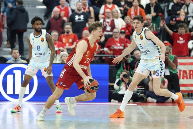 Justuz Hollatz (FC Bayern Basketball, 21) mit Jean Montero (Valencia Basket, 08) und Sergio De Larrea (Valencia Basket, 05), GER, FC Bayern Basketball vs. Valencia Basket, Basketball, Euroleague, 24. Spieltag, Saison 2025 2026, 22.01.2026, GER, FC Bayern Basketball vs. Valencia Basket, Basketball, Euroleague, 24. Spieltag, Saison 2025 2026, 22.01.2026 Muenchen Copyright: xEibner-Pressefoto JennixMaulx EP_JML
