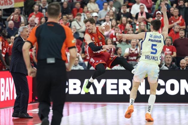 Foul von Sergio De Larrea (Valencia Basket, 05) an Andreas Obst (FC Bayern Basketball, 13), mit Svetislav Pesic (FC Bayern Basketball, Chef-Trainer), GER, FC Bayern Basketball vs. Valencia Basket, Basketball, Euroleague, 24. Spieltag, Saison 2025 2026, 22.01.2026, GER, FC Bayern Basketball vs. Valencia Basket, Basketball, Euroleague, 24. Spieltag, Saison 2025 2026, 22.01.2026 Muenchen Copyright: xEibner-Pressefoto JennixMaulx EP_JML