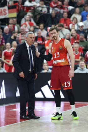 Andreas Obst (FC Bayern Basketball, 13) im Gespraech mit Svetislav Pesic (FC Bayern Basketball, Chef-Trainer), GER, FC Bayern Basketball vs. Valencia Basket, Basketball, Euroleague, 24. Spieltag, Saison 2025 2026, 22.01.2026, GER, FC Bayern Basketball vs. Valencia Basket, Basketball, Euroleague, 24. Spieltag, Saison 2025 2026, 22.01.2026 Muenchen Copyright: xEibner-Pressefoto JennixMaulx EP_JML