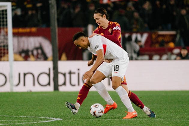 Zweikampf Jamie Leweling (VfB Stuttgart, 18) und Lorenzo Pellegrini (AS ROM, 07), ITA, AS Rom vs. VfB Stuttgart, Fussball, Europa League, Spieltag 7, Spielzeit 2025 2026, 22.01.2026, ITA, AS Rom vs. VfB Stuttgart, Fussball, Europa League, Spieltag 7, Spielzeit 2025 2026, 22.01.2026, Rom Copyright: xEibner-Pressefoto EdwardxCheungx EP_ECG