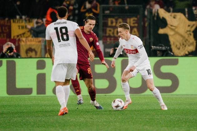 Zweikampf Chris Führich (VfB Stuttgart, 10) und Daniele Ghilardi (AS ROM, 87), ITA, AS Rom vs. VfB Stuttgart, Fussball, Europa League, Spieltag 7, Spielzeit 2025 2026, 22.01.2026, ITA, AS Rom vs. VfB Stuttgart, Fussball, Europa League, Spieltag 7, Spielzeit 2025 2026, 22.01.2026, Rom Copyright: xEibner-Pressefoto EdwardxCheungx EP_ECG