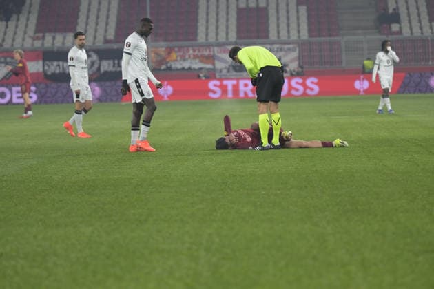 Salzburg, Österreich 22. Januar 2026: Europa League - 2025 2026 - RB Salzburg vs. FC Basel Im Bild: Kerim Alajbegovic (RB), Schiedsrichter Anastasios Papapetrou (GRC) Red Bull Arena