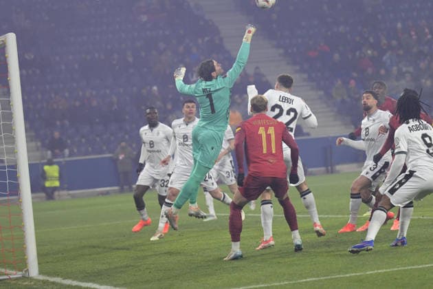 Salzburg, Österreich 22. Januar 2026: Europa League - 2025 2026 - RB Salzburg vs. FC Basel Im Bild: Torwart Marwin Hitz (FCB) rettet Red Bull Arena