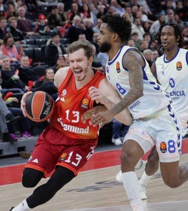 Bayerns 13 Andreas OBST vs Valencias 8 MONTERO. Basketball: Bayern - Valencia. Euroleague, FC Bayern Basketball - Valencia Basket, Runde 24, Saison 2025-2026, am 22.01.2026 in Muenchen, S A P G A R D E N, Deutschland. Quelle Copyright Credit : Oryk HAIST