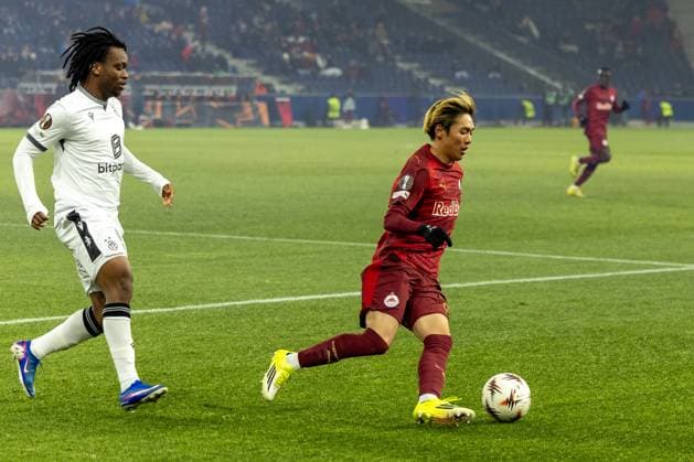 Jeremy Nosakhare Agbonifo 9 (FC Basel 1893) und Sota Kitano 8 (FC Red Bull Salzburg) in Aktion, FC Salzburg vs. FC Basel 1893, Fussball, Maenner, UEFA Europa League, Saison 2025 2026, Ligaphase, 7. Spieltag, 22.01.2026 Wals-Siezenheim Salzburg Oesterreich