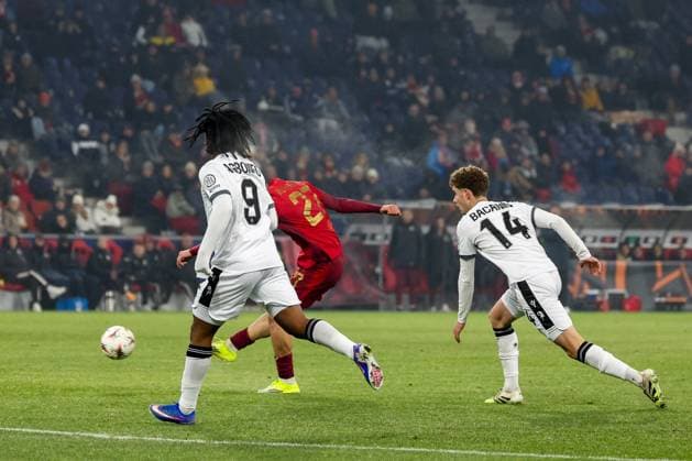 Kerim Alajbegovic 27 (FC Red Bull Salzburg) erzielt mit einem sehenswerten Schuss das 2:0, mir Jeremy Nosakhare Agbonifo 9 (FC Basel 1893) und Andrej Bacanin 14 (FC Basel 1893)ü, FC Salzburg vs. FC Basel 1893, Fussball, Maenner, UEFA Europa League, Saison 2025 2026, Ligaphase, 7. Spieltag, 22.01.2026 Wals-Siezenheim Salzburg Oesterreich