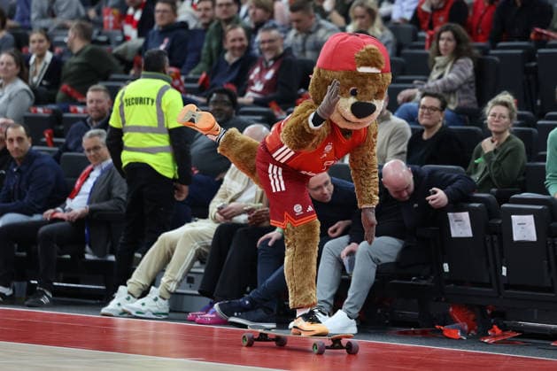 Maskottchen Ben auf einem Skateboard, GER, FC Bayern Basketball vs. Valencia Basket, Basketball, Euroleague, 24. Spieltag, Saison 2025 2026, 22.01.2026, GER, FC Bayern Basketball vs. Valencia Basket, Basketball, Euroleague, 24. Spieltag, Saison 2025 2026, 22.01.2026 Muenchen Copyright: xEibner-Pressefoto JennixMaulx EP_JML