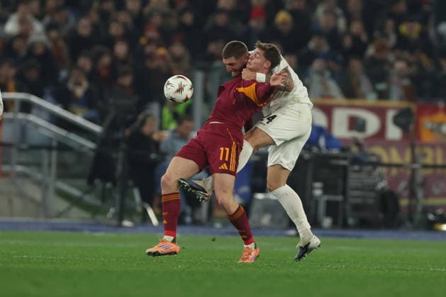 January 22, 2026, Rome, Lazio, Italy: RomaÃ¢â‚¬â ¢s Evan Ferguson and Jeff Chabot of Stuttgart during the UEFA Europa League 2025 26 League Phase MD7 match between AS Roma and VfB Stuttgart at Stadio Olimpico on January 22, 2026 in Rome, Italy Rome Italy - ZUMAl131 20260122_zsp_l131_005 Copyright: xCiroxDexLucax