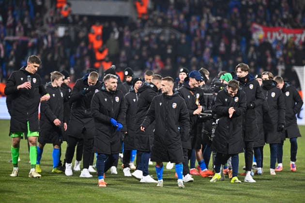 FC Viktoria Plzen players thank the spectators after played to a draw in the European League of 7th round match Viktoria Plzen vs FC Porto, Pilsen, Czech Republic, January 22, 2026. (CTKxPhoto MiroslavxChaloupka) CTKPhotoP2026012210705  CTKPhotoP2026012210705