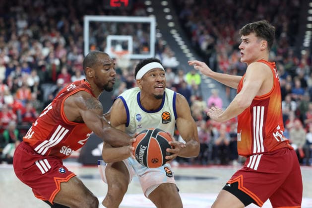 Kameron Taylor (Valencia Basket, 01) mit Isiaha Mike (FC Bayern Basketball, 22) und Nenad Dimitrijevic (FC Bayern Basketball, 00), GER, FC Bayern Basketball vs. Valencia Basket, Basketball, Euroleague, 24. Spieltag, Saison 2025 2026, 22.01.2026, GER, FC Bayern Basketball vs. Valencia Basket, Basketball, Euroleague, 24. Spieltag, Saison 2025 2026, 22.01.2026 Muenchen Copyright: xEibner-Pressefoto JennixMaulx EP_JML