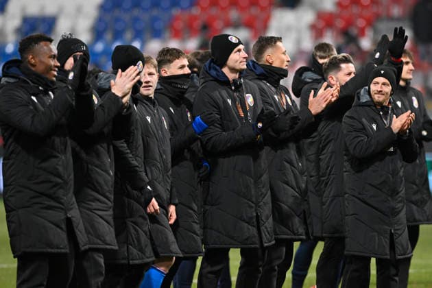FC Viktoria Plzen players thank the spectators after played to a draw in the European League of 7th round match Viktoria Plzen vs FC Porto, Pilsen, Czech Republic, January 22, 2026. (CTKxPhoto MiroslavxChaloupka) CTKPhotoP2026012210743  CTKPhotoP2026012210743