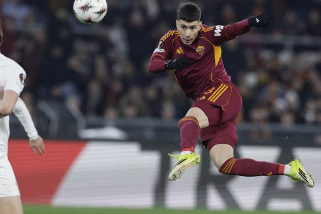CALCIO - UEFA Europa League - AS Roma vs VfB Stuttgart Roma s Argentinian forward Matias Soule controls the ball during UEFA Europa League phase match day 7 between AS Roma vs VfB Stuttgart at Olimpico stadium on November 22, 2026 in Rome, Italy. Rome Italy  Copyright: xIPAxSport ABACAx