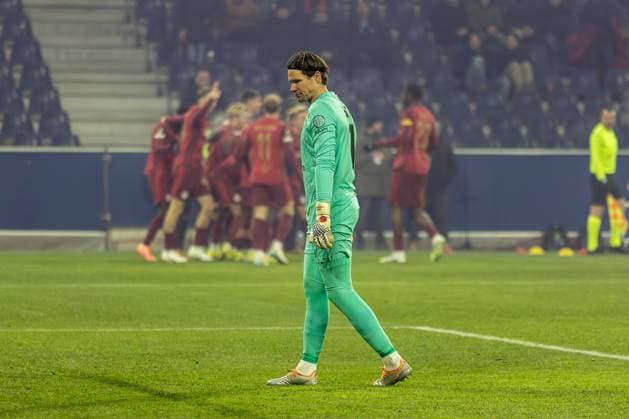 Enttaeuschung, Frust bei Marwin Hitz 1 (FC Basel 1893) , waehrend die Mannschaft von Salzburg im Hintergrund ueber das 1:0 jubelt, FC Salzburg vs. FC Basel 1893, Fussball, Maenner, UEFA Europa League, Saison 2025 2026, Ligaphase, 7. Spieltag, 22.01.2026 Wals-Siezenheim Salzburg Oesterreich